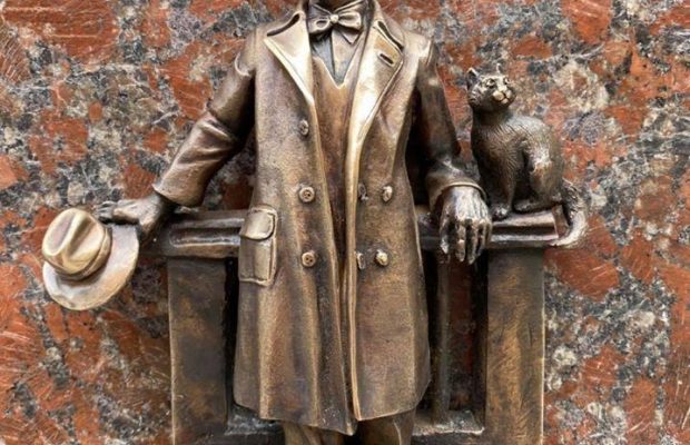 Известный писатель с котом: в Киеве появилась новая мини-скульптурка (фото)