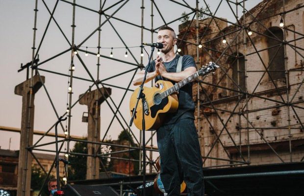 "Сердечко в трусах": відомий співак Сергій Бабкін засвітив "принади" в пачці балерини