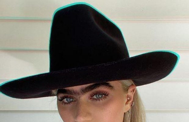 Колоритна модель Софія Хаджіпантелі поділилася архівним дитячим фото (фото)