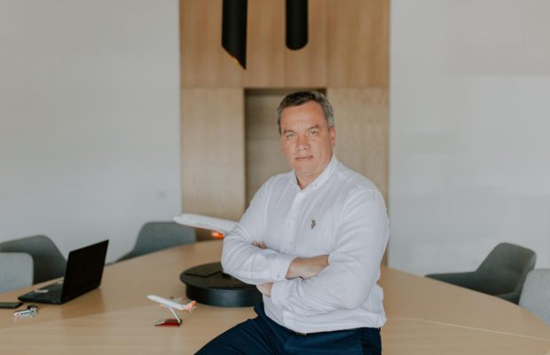 Генеральный директор авиакомпании SkyUp Airlines Евгений Хайнацкий: Наш прогноз – в Украине пассажиропоток уменьшится на пятьдесят процентов. Но несмотря на это, мы хотим выйти на показатели прошлого года