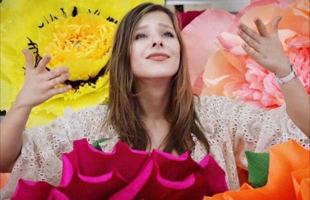 25-річна зірка "Татусевих дочок" закрутила роман зі старшим на 21 рік чоловіком (фото)