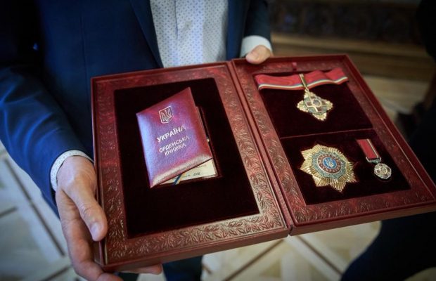 Потап, Білик, Тіна Кароль і Єфросиніна: Зеленський вручив присвоєні до Дня Конституції нагороди видатним українцям (фоторепортаж)