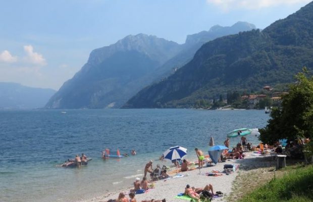 В Италии нудисты получили крупные штрафы за несоблюдение дистанции на пляже