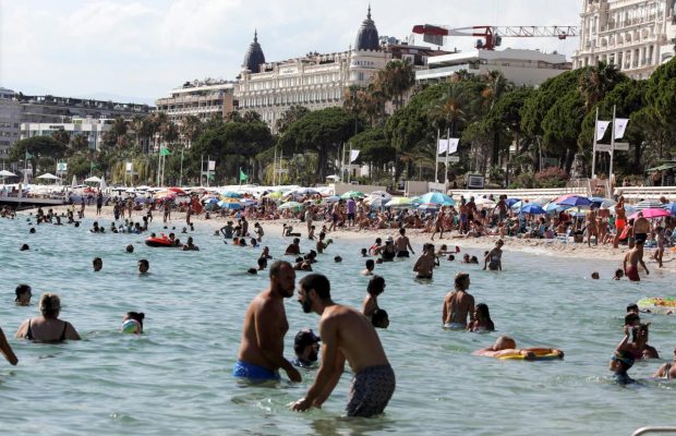 В Украине как в Европе: пляжи французских Канн оккупировали толпы туристов без масок (фоторепортаж)