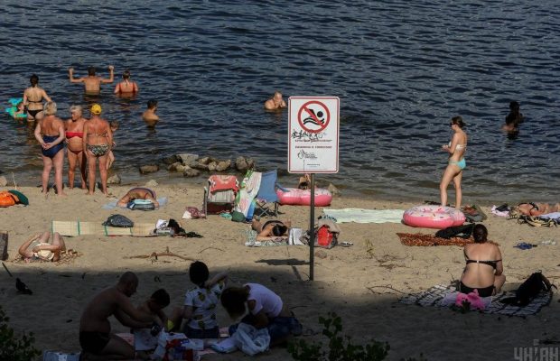 Вода цвіте: у Києві заборонили купатися на більшості пляжів