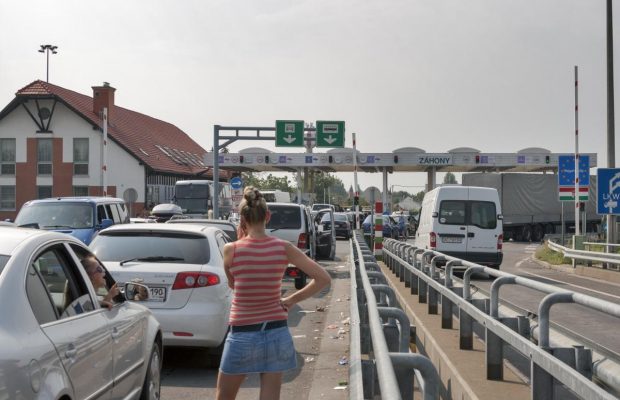 Венгрия ужесточила ограничения на границах: Украина попала в "красный список"