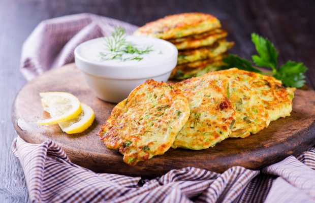 Нежные и сочные кабачковые оладьи: как приготовить вкусное блюдо