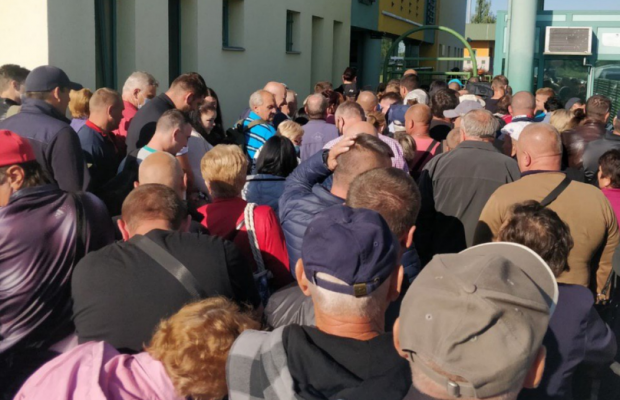 Без масок и дистанции: на границе с Венгрией возникли огромные очереди (фото, видео)
