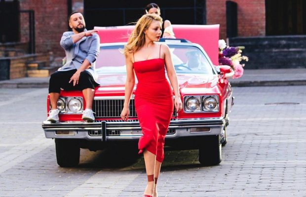 Тіна Кароль в ефектній червоній сукні показала пишні груди у відвертому декольте (фото)