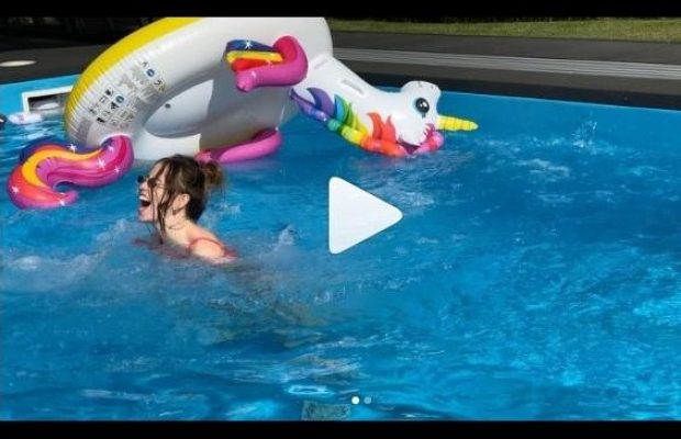 Мокра Надя Дорофєєва показала, як розважається з єдинорогом (відео)