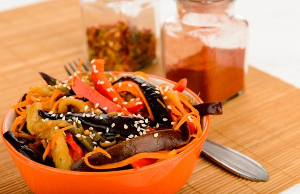Баклажани по-корейськи: як приготувати пікантну закуску
