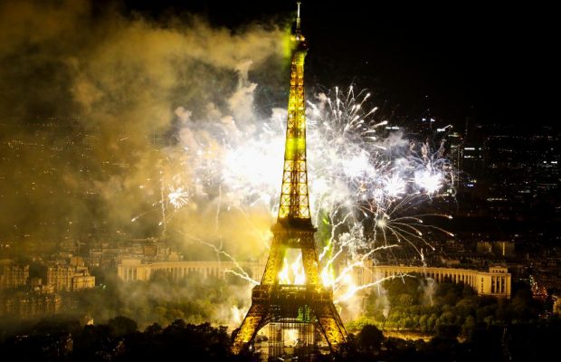 Франция завершила празднование Дня взятия Бастилии грандиозным 30-минутным фейерверком (фоторепортаж, видео)