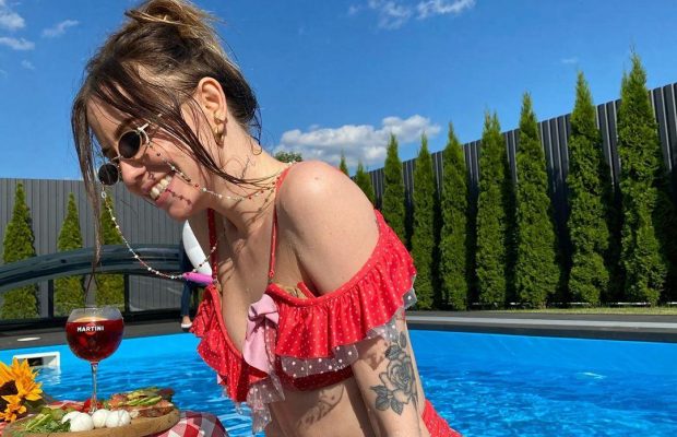 Надя Дорофєєва вилізла на єдинорога і показала ідеальну фігуру в купальнику (фото)