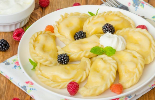 Ніжні вареники з сиром: як приготувати смачну страву з солодкою та солоною начинками