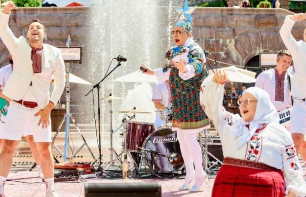 Вєрка Сердючка раптово влаштувала феєричне шоу прямо у фонтані на Хрещатику (фото)