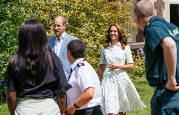 У ніжній сукні-сорочці: дружина принца Вільяма показала ефектний літній образ (фото, відео)