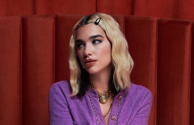 Відома співачка з відрослим корінням показала сталевий прес