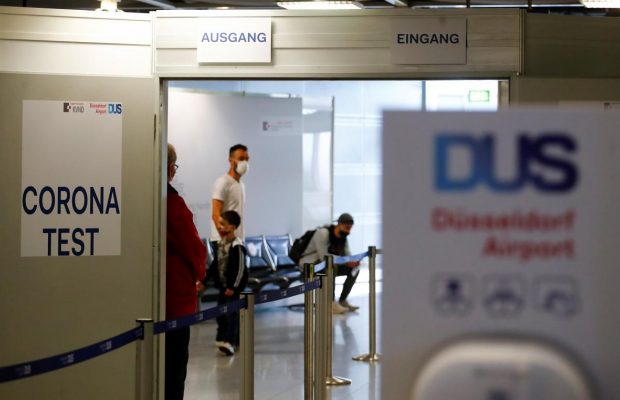 Германия вводит обязательное тестирование на коронавирус для туристов из "опасных стран": Украина - в списке