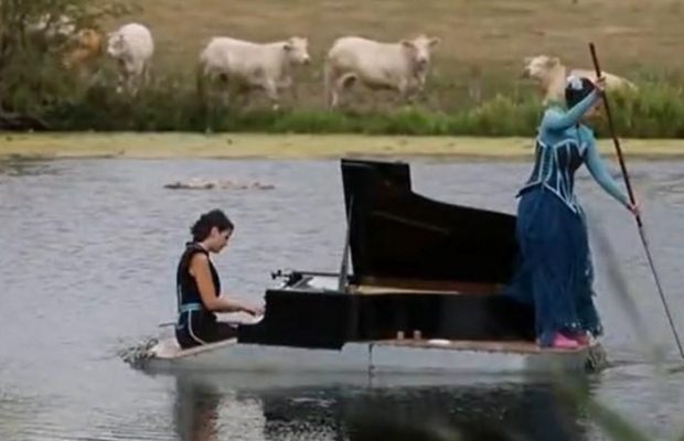 Во Франции исполнители классической музыки нашли интересный способ давать концерты во времена пандемии COVID-19 (видео)