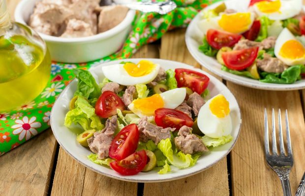 Салат з печінкою тріски: рецепти чудової закуски