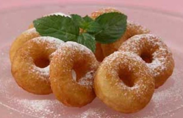 Как приготовить пышные и сладкие пончики дома: лучшие рецепты