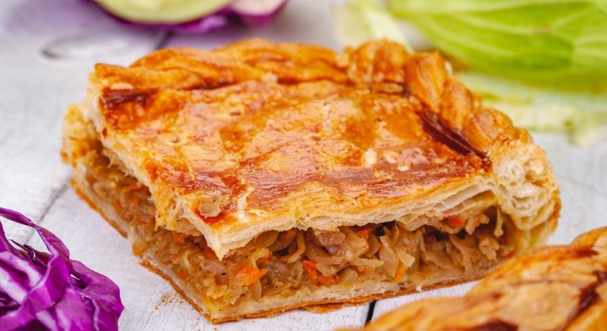 Ароматно-сочный пирог с капустой: как приготовить невероятно вкусную выпечку