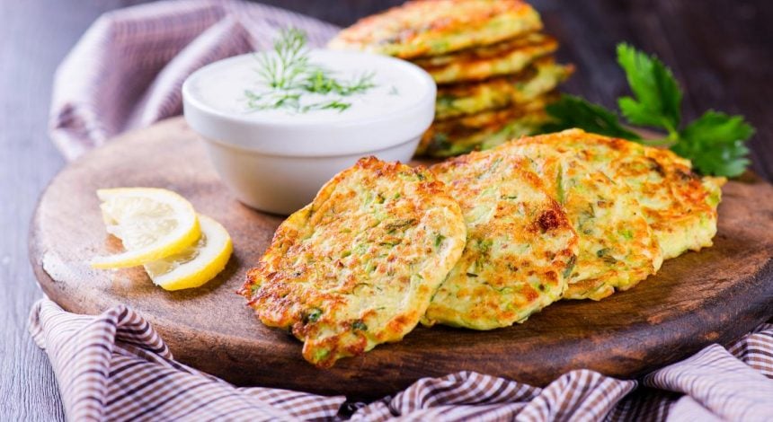 Нежные и сочные кабачковые оладьи: как приготовить вкусное блюдо