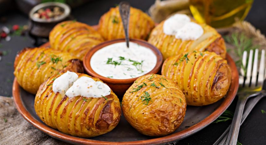 Аппетитный запеченный картофель-гармошка: как приготовить эффектное блюдо