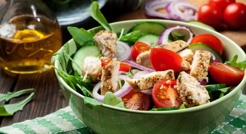 Оригінальні салати з курятиною: найкращі рецепти смачної страви