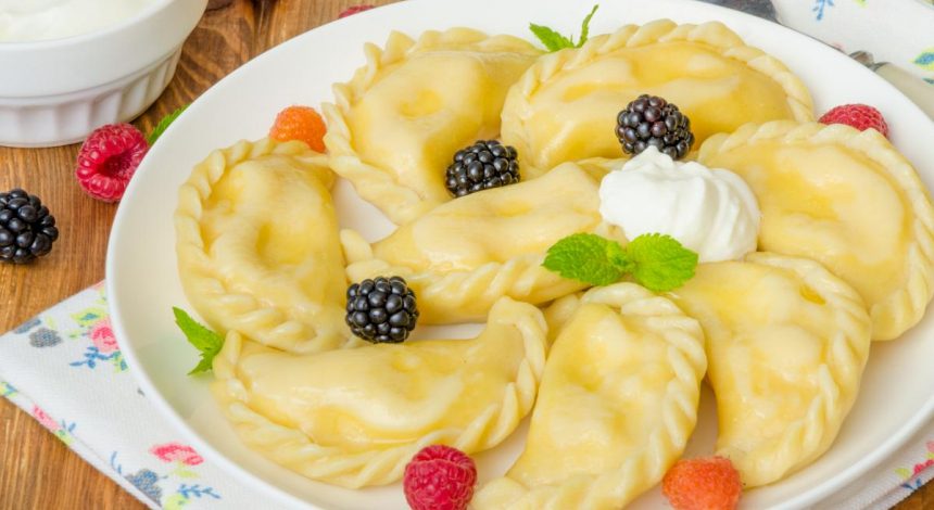 Нежные вареники с творогом: как приготовить вкусное блюдо со сладкой и соленой начинками