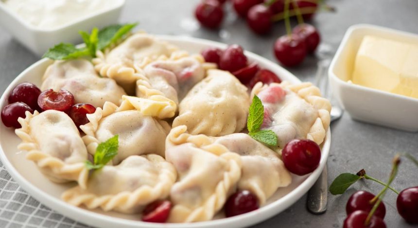 Тісто на вареники: як замісити гарне тісто на молоці, воді і кефірі