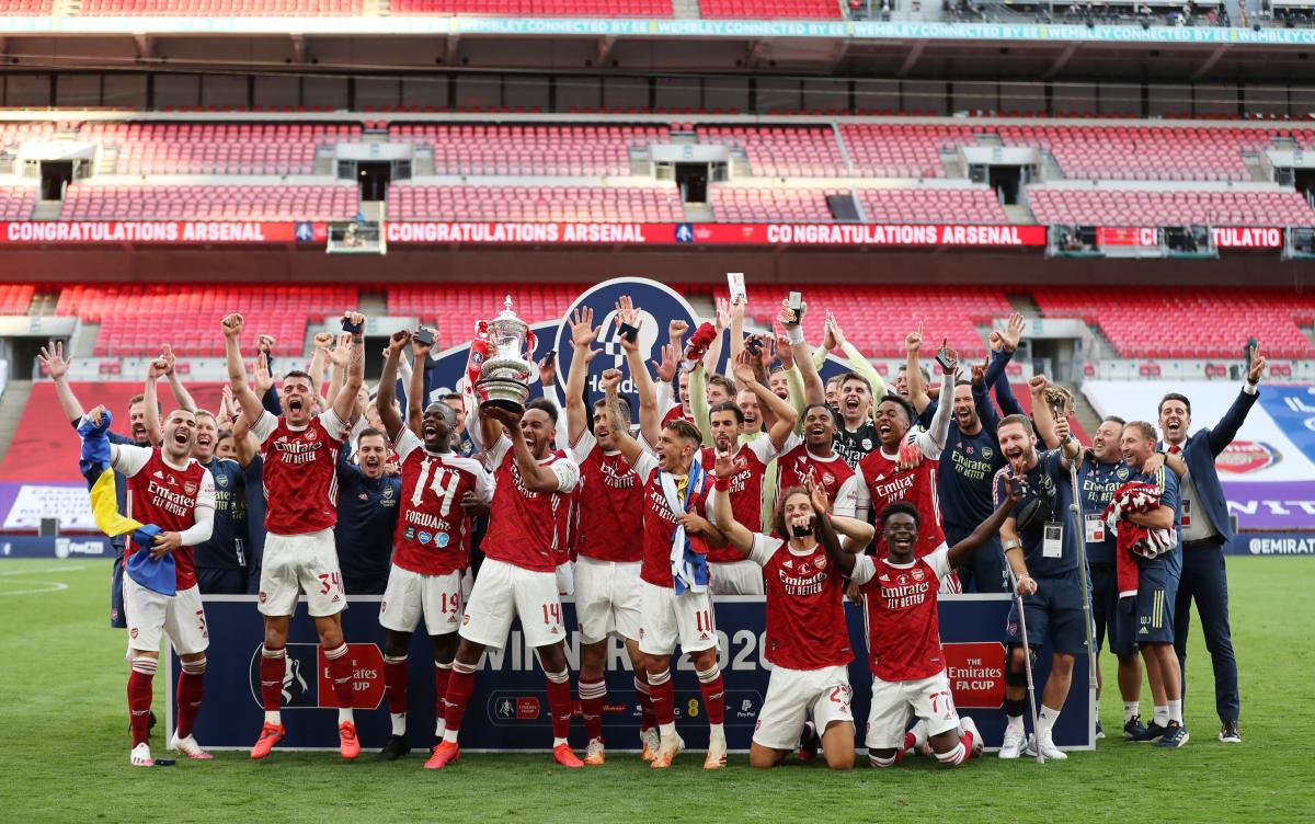 Futbolisty Londonskogo Arsenala Slomali Kubok Anglii Vo Vremya Prazdnovaniya