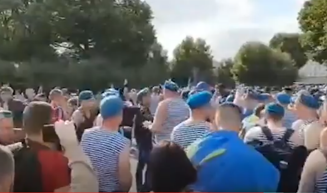 Один росгвардеец получил травмы / скриншот Один росгвардеец получил травмы / скриншот