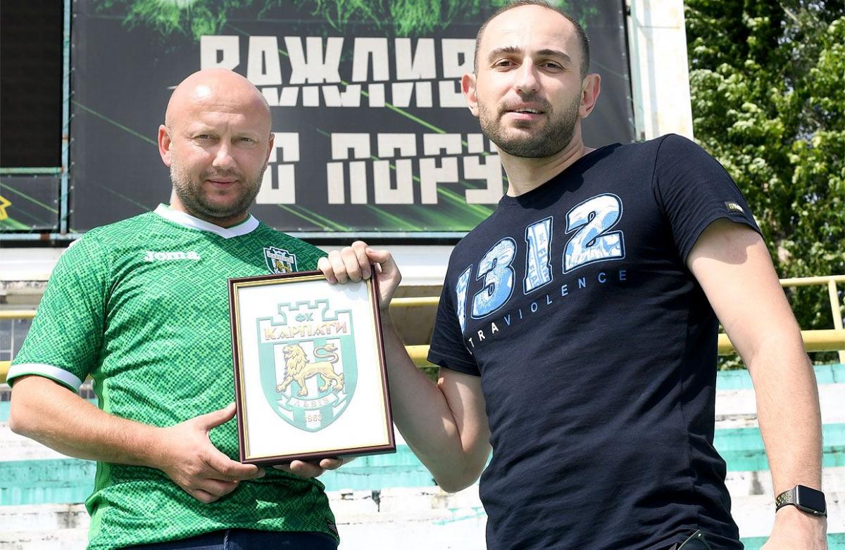 Співвласник Карпат Олег Смалійчук передав історичне лого фанатам / фото ФК Карпати Співвласник Карпат Олег Смалійчук передав історичне лого фанатам / фото ФК Карпати