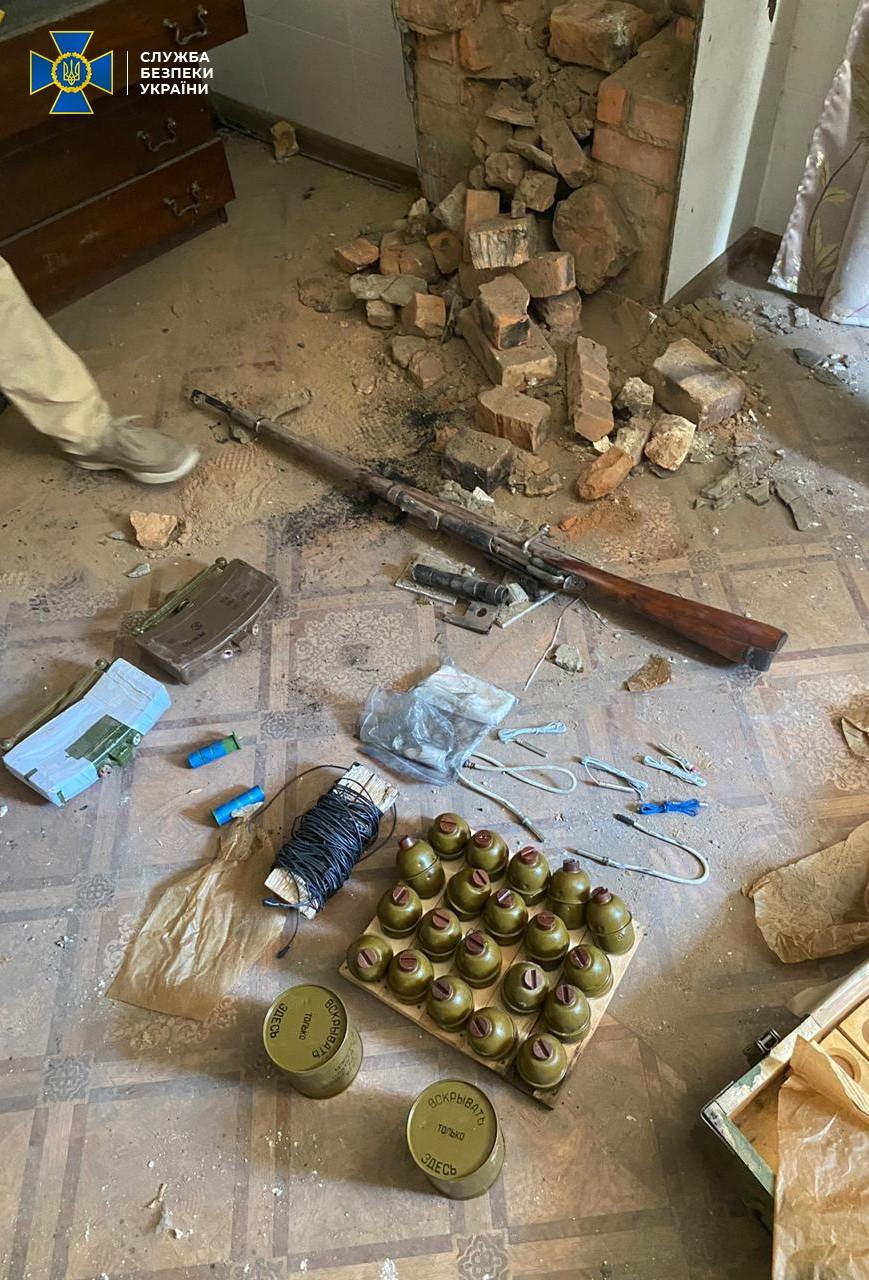 Схрон був облаштований у сірій зоні / фото СБУ Схрон був облаштований у сірій зоні / фото СБУ