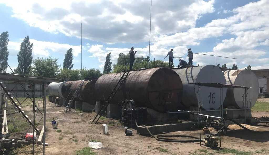 Правоохоронці вилучили 100 тонн нафтосировини, близько 50 тонн фальсифікату / фото СБУ Правоохоронці вилучили 100 тонн нафтосировини, близько 50 тонн фальсифікату / фото СБУ
