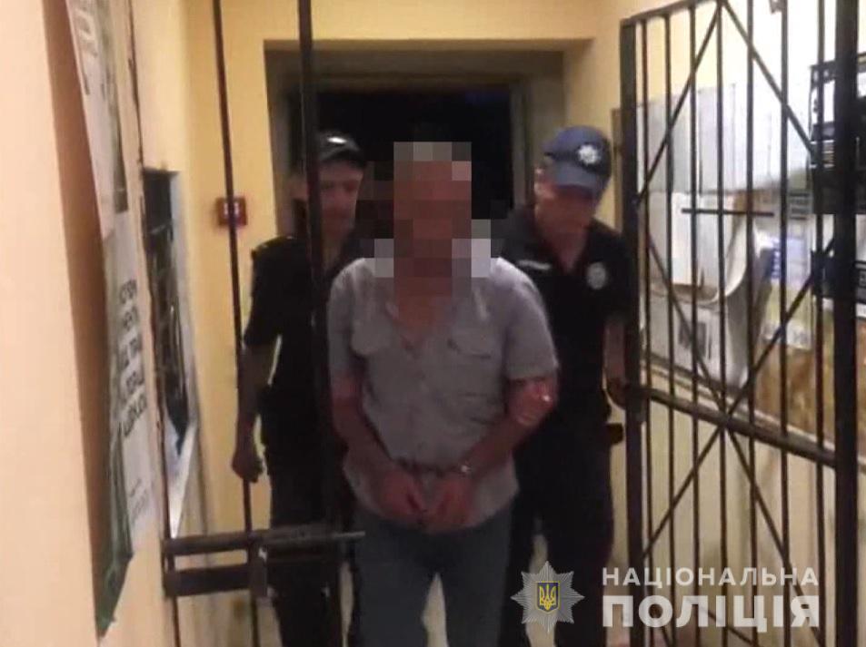 Мужчина чуть не убил трех своих знакомых / фото Нацполиция Мужчина чуть не убил трех своих знакомых / фото Нацполиция
