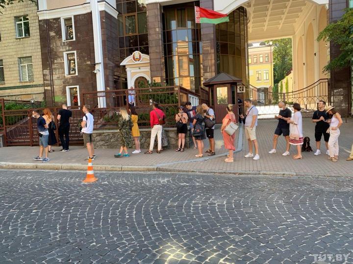 У посольства РБ в Киеве возникла очередь из голосующих / TUT.BY У посольства РБ в Киеве возникла очередь из голосующих / TUT.BY