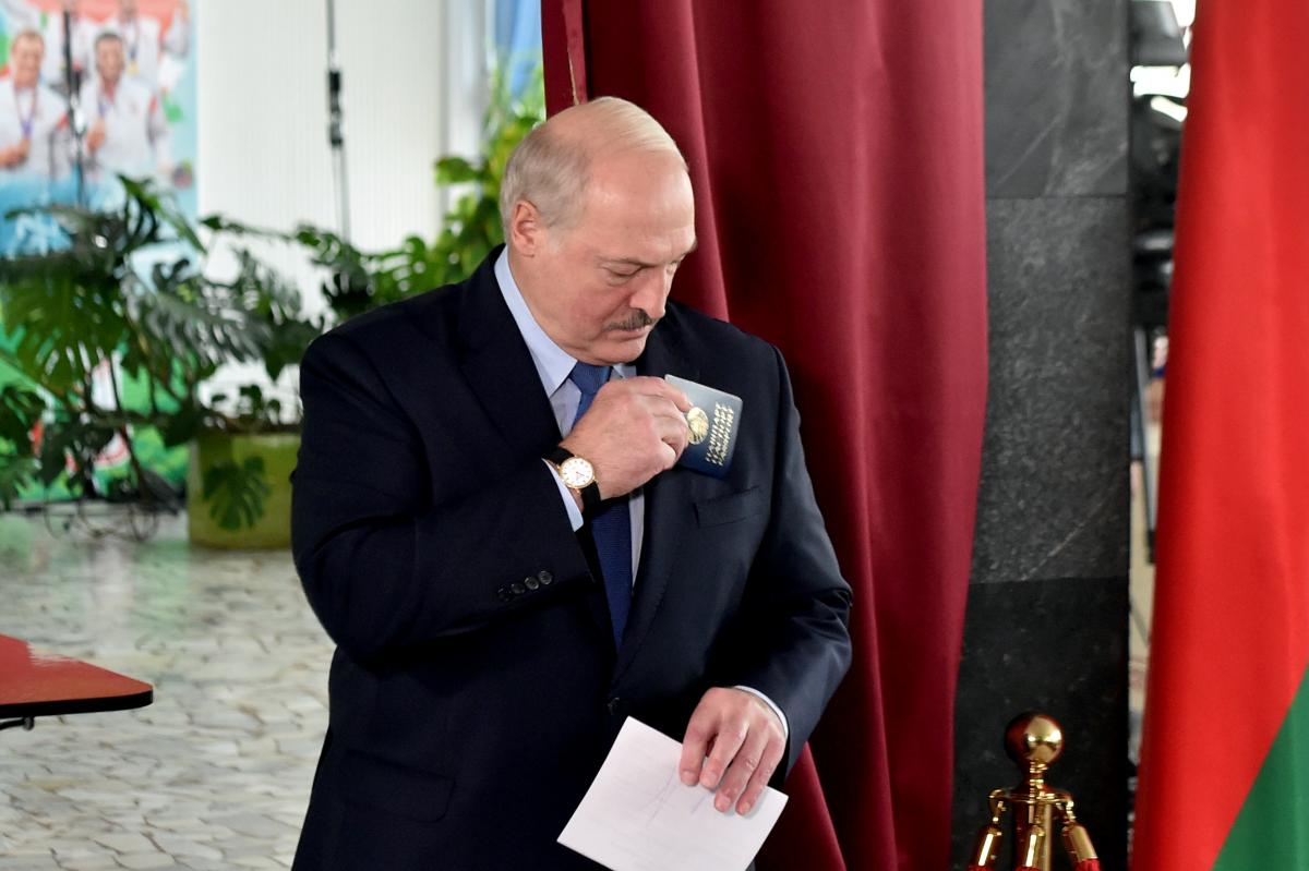 Лукашенко носить елітний швейцарський годинник із золотим корпусом: що відомо про модель