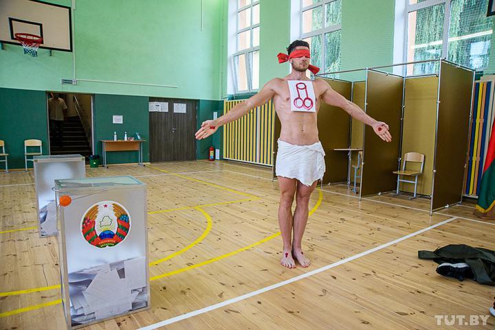 На грудях художник прикріпив бюлетень із намальованим фалічним символом / фото tut.by На грудях художник прикріпив бюлетень із намальованим фалічним символом / фото tut.by