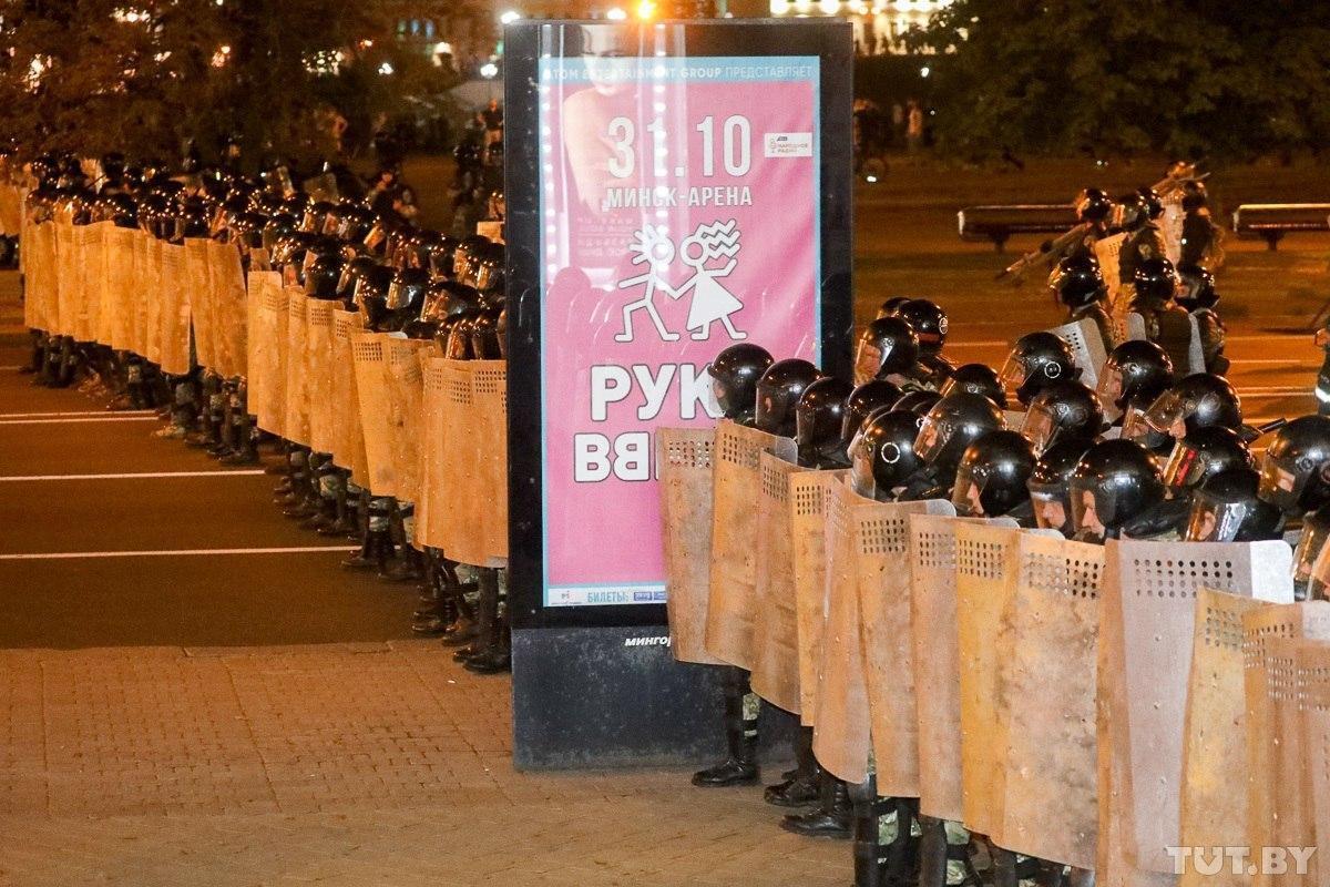 Силовики стоять в строю під час протестів в Білорусі / Фото TUT.BY Силовики стоять в строю під час протестів в Білорусі / Фото TUT.BY