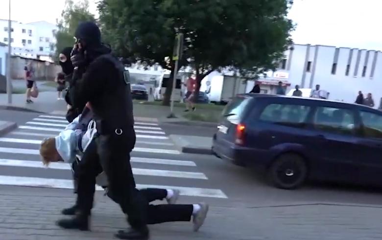 У Мінську під час протестів затримали 15-річного хлопця / скріншот У Мінську під час протестів затримали 15-річного хлопця / скріншот