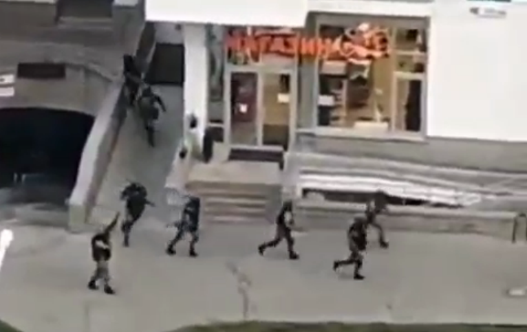 Белорусские силовики стреляют по окнам / Скриншот с видео Белорусские силовики стреляют по окнам / Скриншот с видео