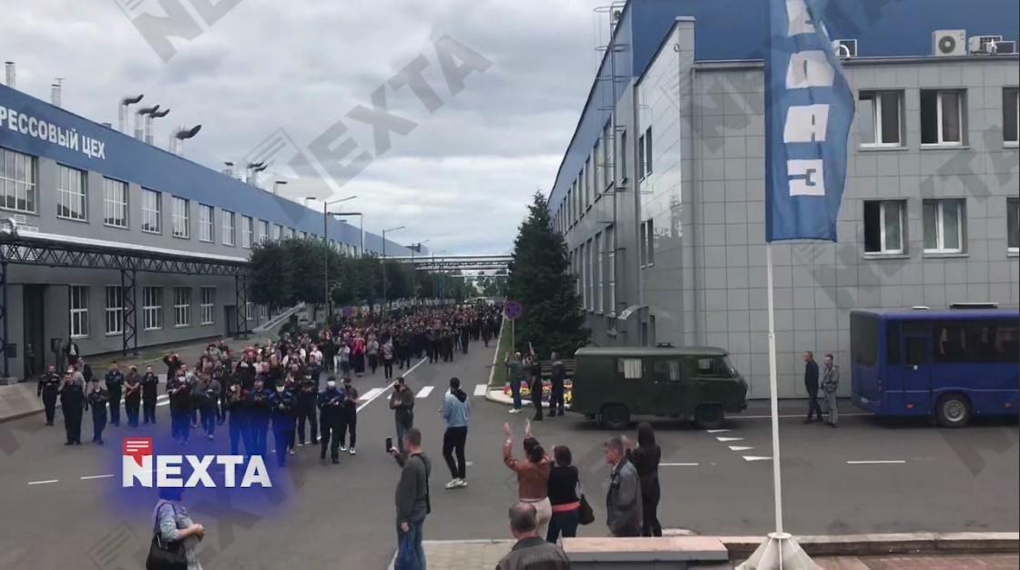 Працівники пройшли колоною на території підприємства / скріншот з відео Працівники пройшли колоною на території підприємства / скріншот з відео
