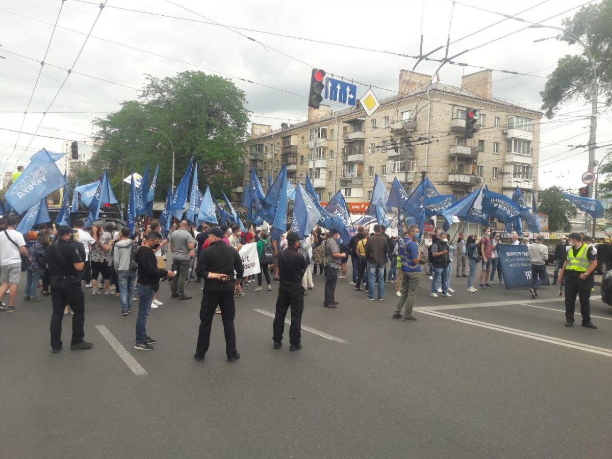 За время блокирования дороги митингующие не пропускали частный и общественный транспорт / фото УНИАН