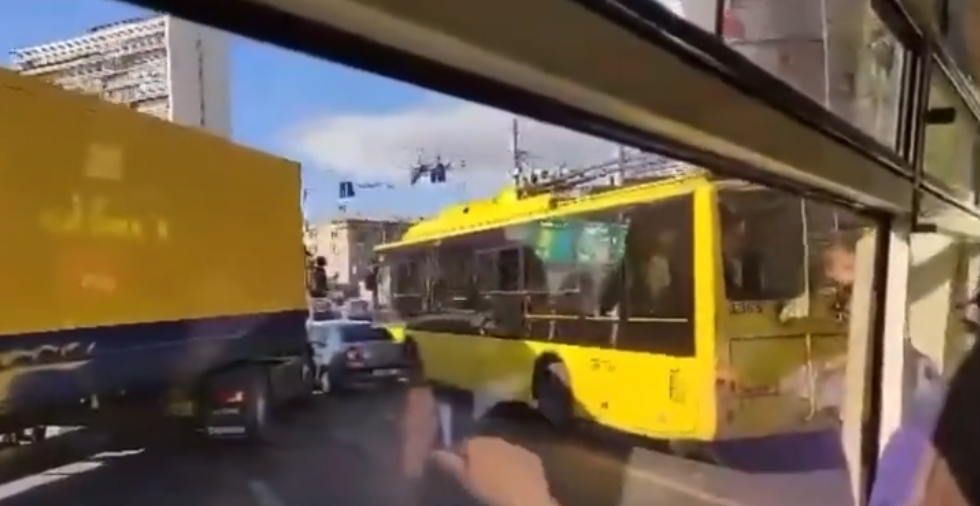 В аварію потрапив тролейбус / скріншот відео В аварію потрапив тролейбус / скріншот відео
