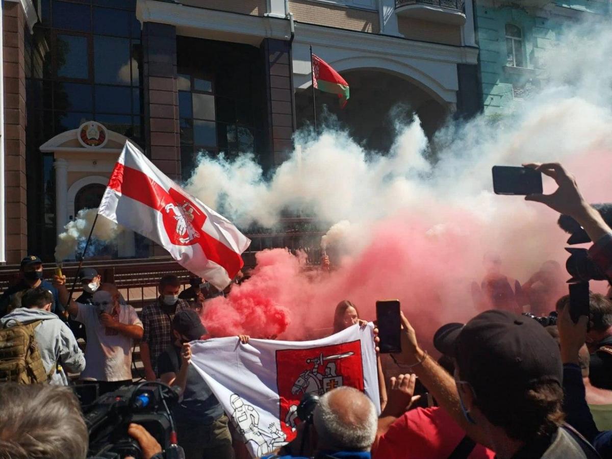 Акция в поддержку протестов в Беларуси 14 августа у посольства в столице / Фото УНИАН Акция в поддержку протестов в Беларуси 14 августа у посольства в столице / Фото УНИАН