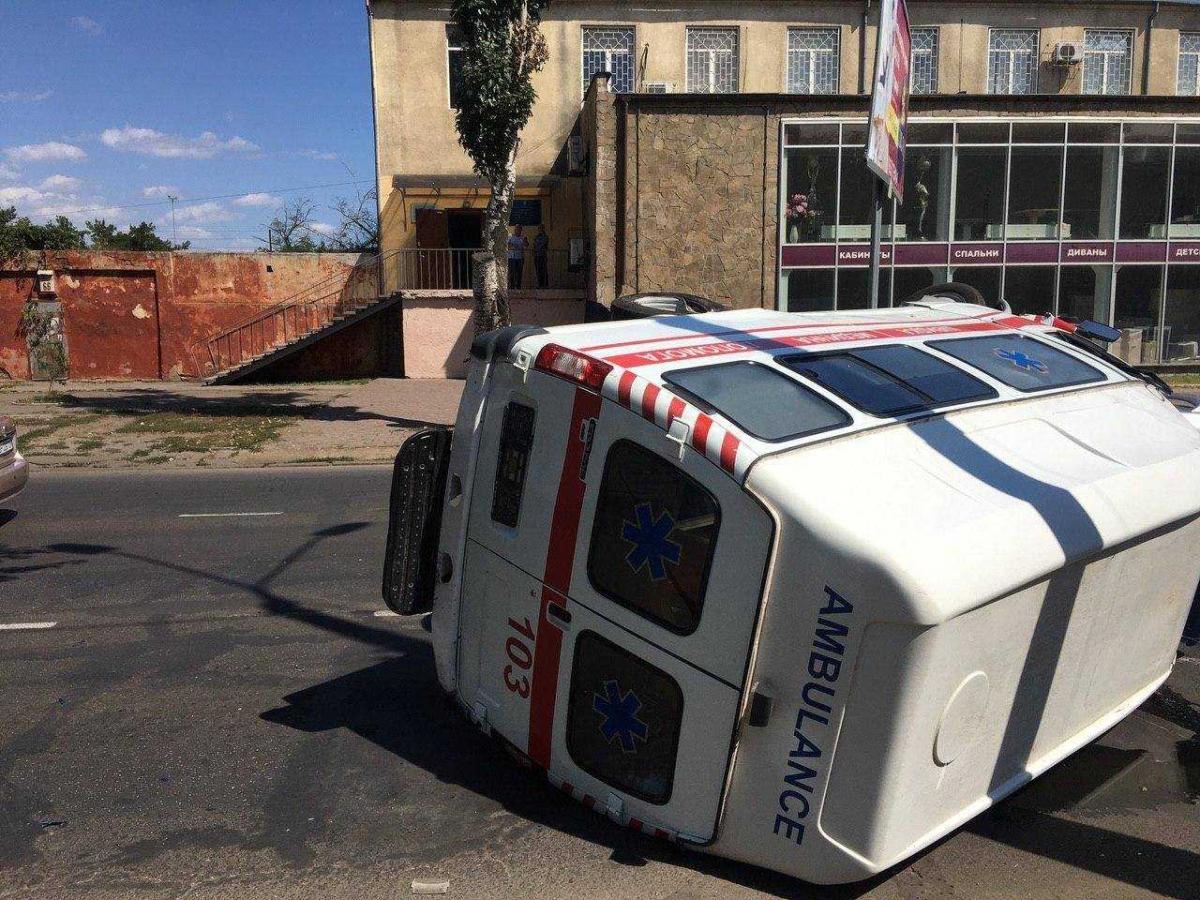 «Швидка» їхала з ввімкненими маячками та звуковим сигналом / фото управління патрульної поліції Одещини «Швидка» їхала з ввімкненими маячками та звуковим сигналом / фото управління патрульної поліції Одещини