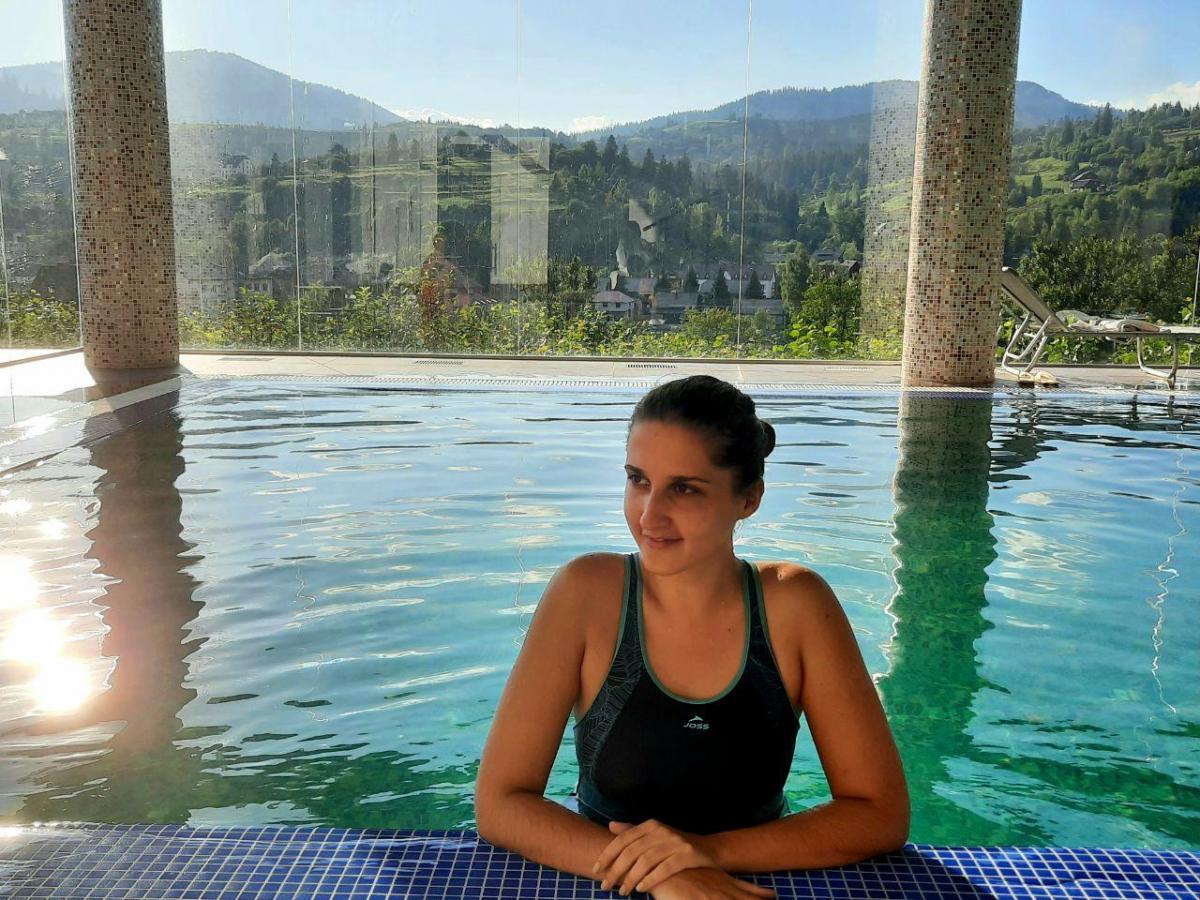 В бассейне комплекса "Двор княжеской короны" можно поплавать с потрясающим видом на горы / фото Ольга Броскова