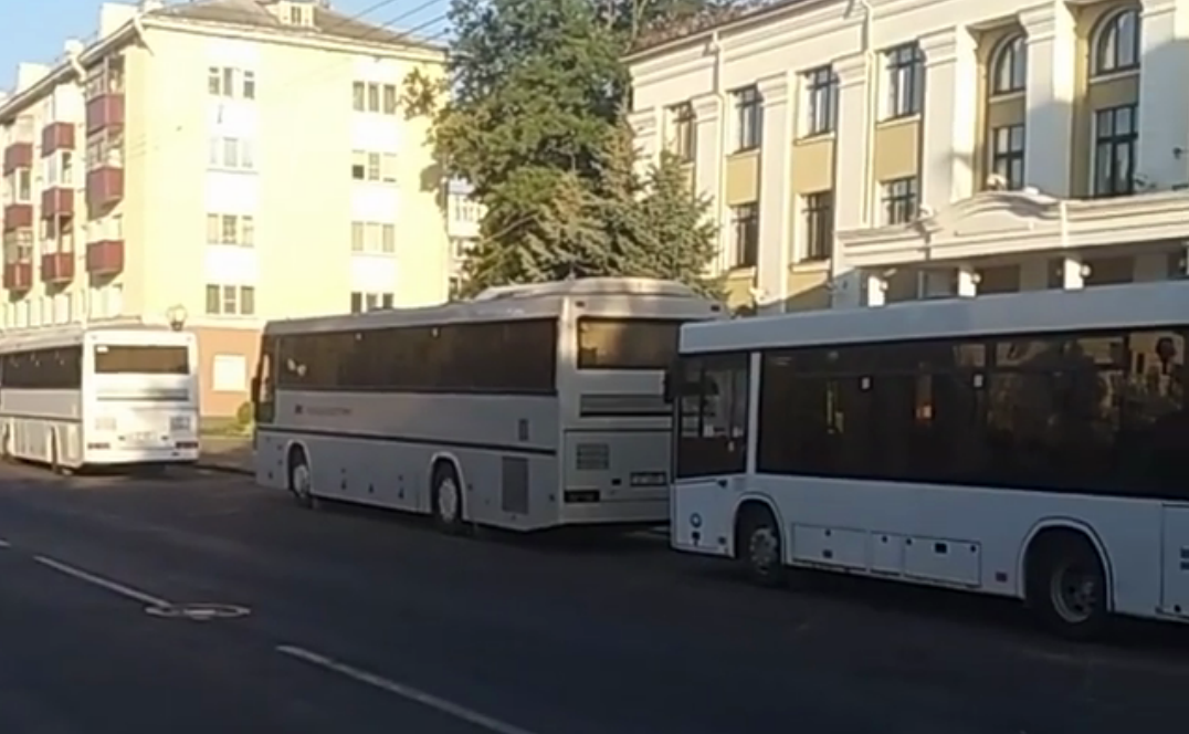 Автобусы везут "сторонников Лукашенко" в Минск / Скриншот с видео Автобусы везут "сторонников Лукашенко" в Минск / Скриншот с видео